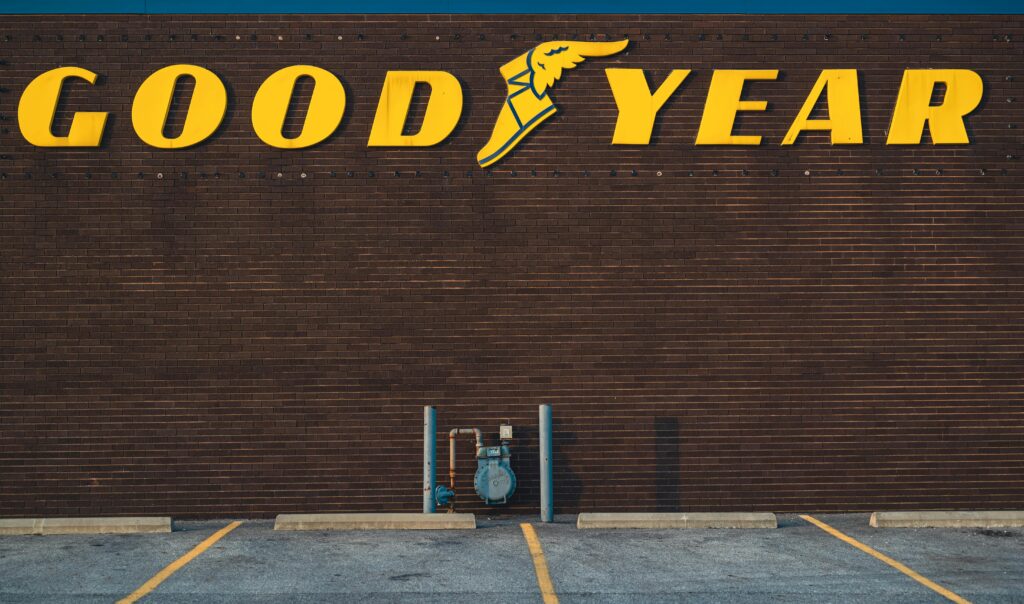  Large Format Print Banners And Wall Graphics In A Trade Show And Office Setting

